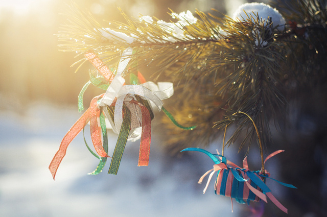    Елочные игрушки из лент привлекают внимание и могут быть замечательным дополнением. Фото: АиФ/ Оксна ЦЕПИЛОВА