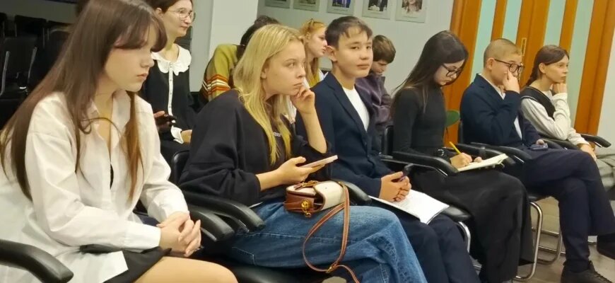    Домжуровцы слушают пресс-конференцию в "Парламентской газете" Полина Огородникова