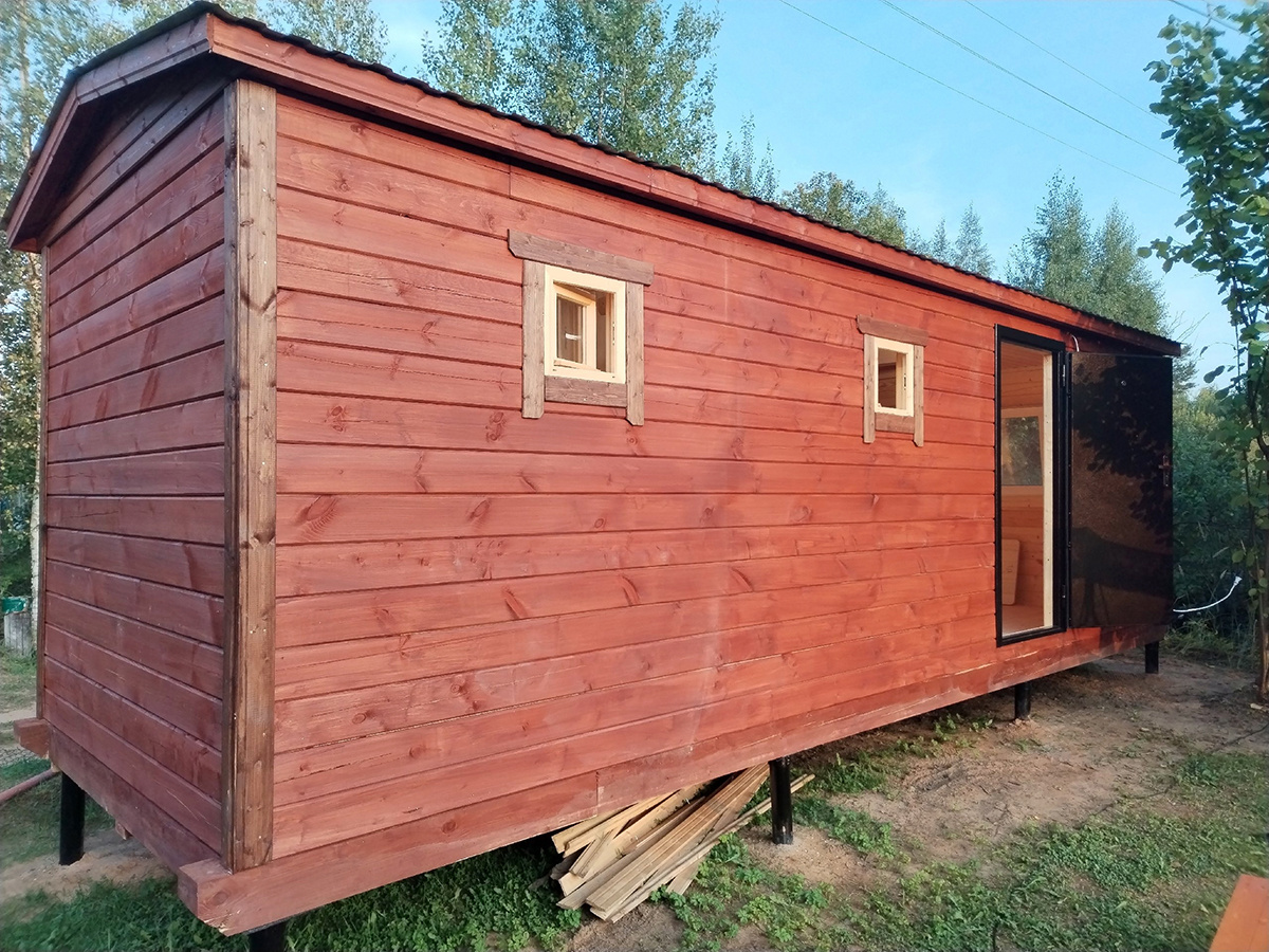 Готовая баня из сухого бруса 7х2,3 м на свайно-винтовом фундаменте
