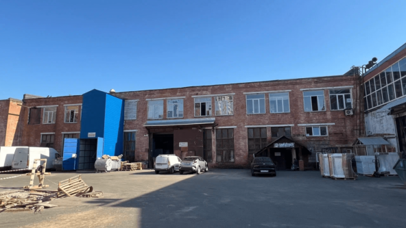 Всю прибыль с него инвестировал в расширение и оборудование, переехал в цех площадью 1200 м².