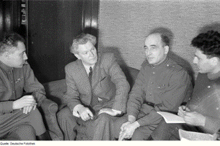 Эрих Вайнерт (второй слева), 1946 г. Deutsche_Fotothek_df_pk_0000181_008.