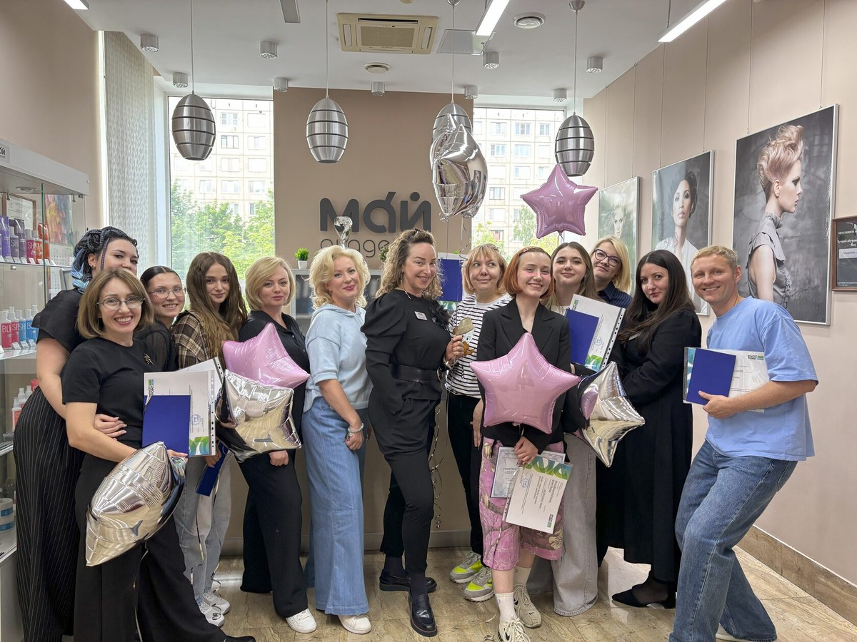 выпускники Академии "Май" с преподавателями