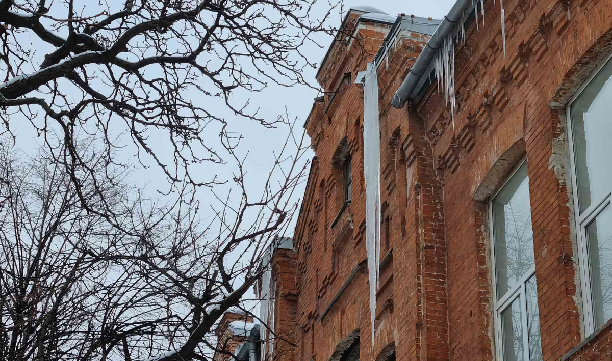     Из-за перепадов температуры могут образовываться сосульки. Автор: Олег Петров. Фото: редакция.