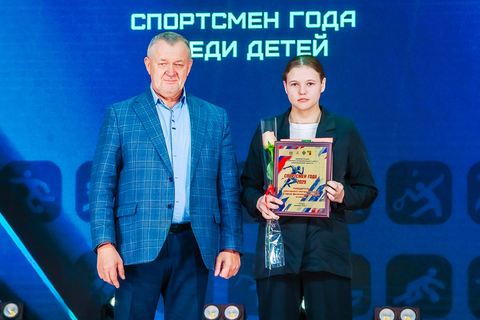    Почетную награду Виктории Шаровой вручил глава округа Юрий Вязов. Фото: regiontatarsk.nso.ru