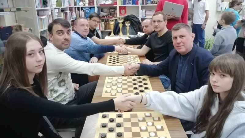    Сборная Шахт (справа) перед решающей встречей со сборной Ростова-на-Дону admin