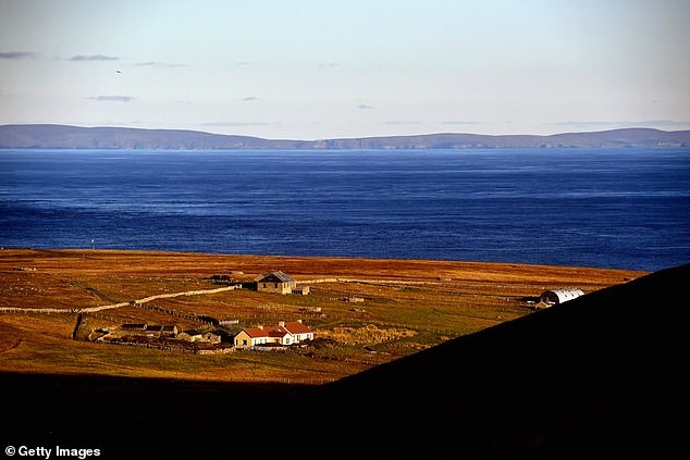 Жители используют юлианский календарь, введенный Юлием Цезарем в 46 году до н.э., хотя остальная Британия давно пользуется  григорианским календарем, заменившим юлианский ещё в 1752 году.