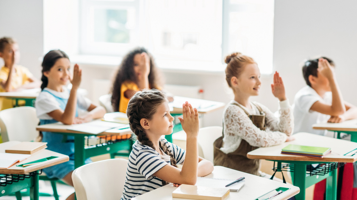 Первоклассник рад и воодушевлен началом новой учебной жизни.