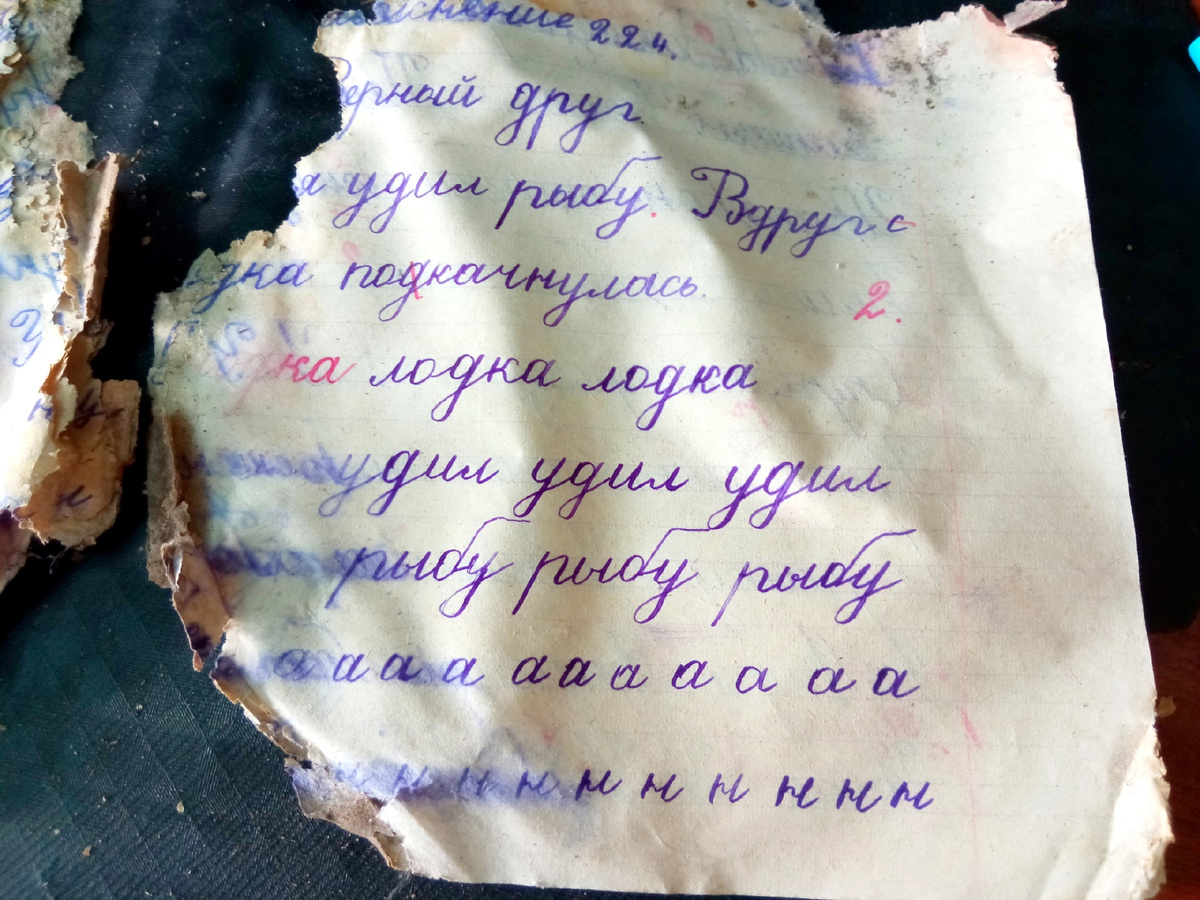 В тетрадке одни "двойки" за такой-то почерк! 