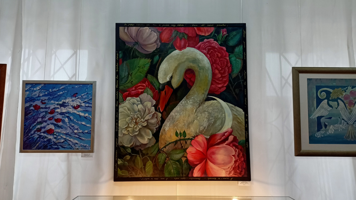 Лебедь стал для меня символом Крыма почему-то. Я никогда не видела лебедей на море, а в Крыму они на каждом шагу мне зимой встречались. И очень радовали меня! Фото картины с изображением лебедя с новогодней выставки в Керчи. Я быв и дома такую картину повесила!)