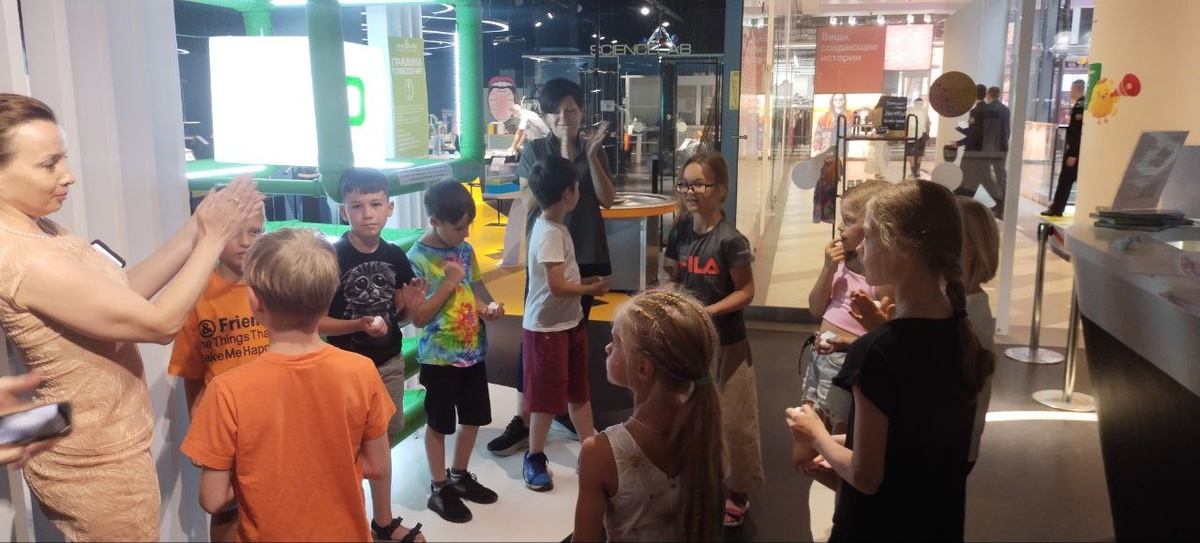 На фото мы с учениками 7-8 лет изучаем, как электрохимический сигнал передается в нейронных сетях. Сначала я рассказала это устно в течение 5 минут. Но потом мы 10 минут воспроизводили это в деталях на самих себе. Было важно передать сигнал из правильной руки в правильную (правая у нас была дендритом, левая аксоном) и супер важно - не дотронуться до руки другого, так как в реальности это именно так, нейроны не касаются друг друга. Чтобы вы понимали, точно также этот эксперимент дают взрослым студентам нейронаук в университете Чикаго, например. 