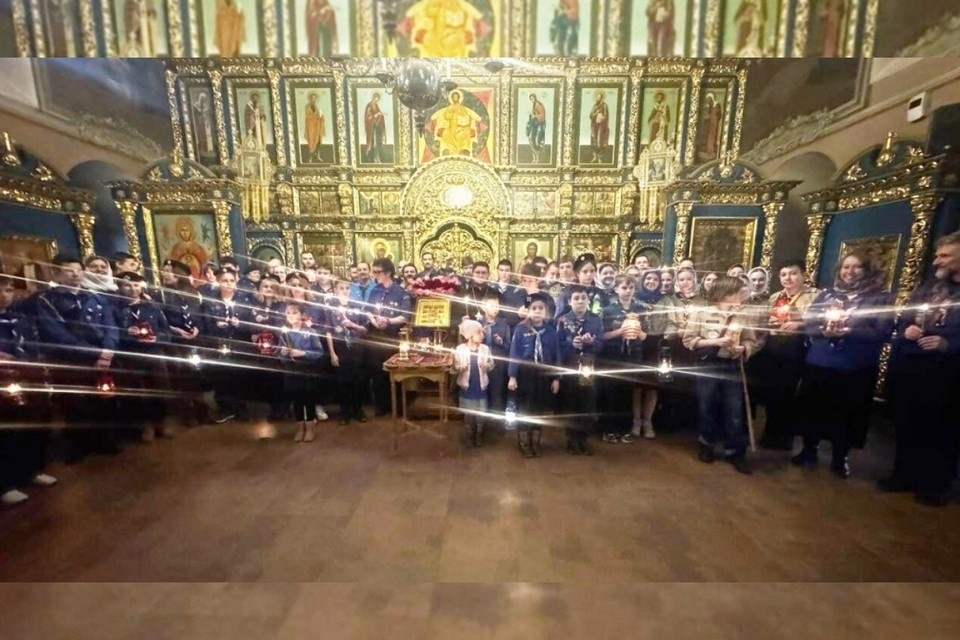    Любой желающий может взять частицу святого огня для домашней молитвы. Фото: Тверская епархия.