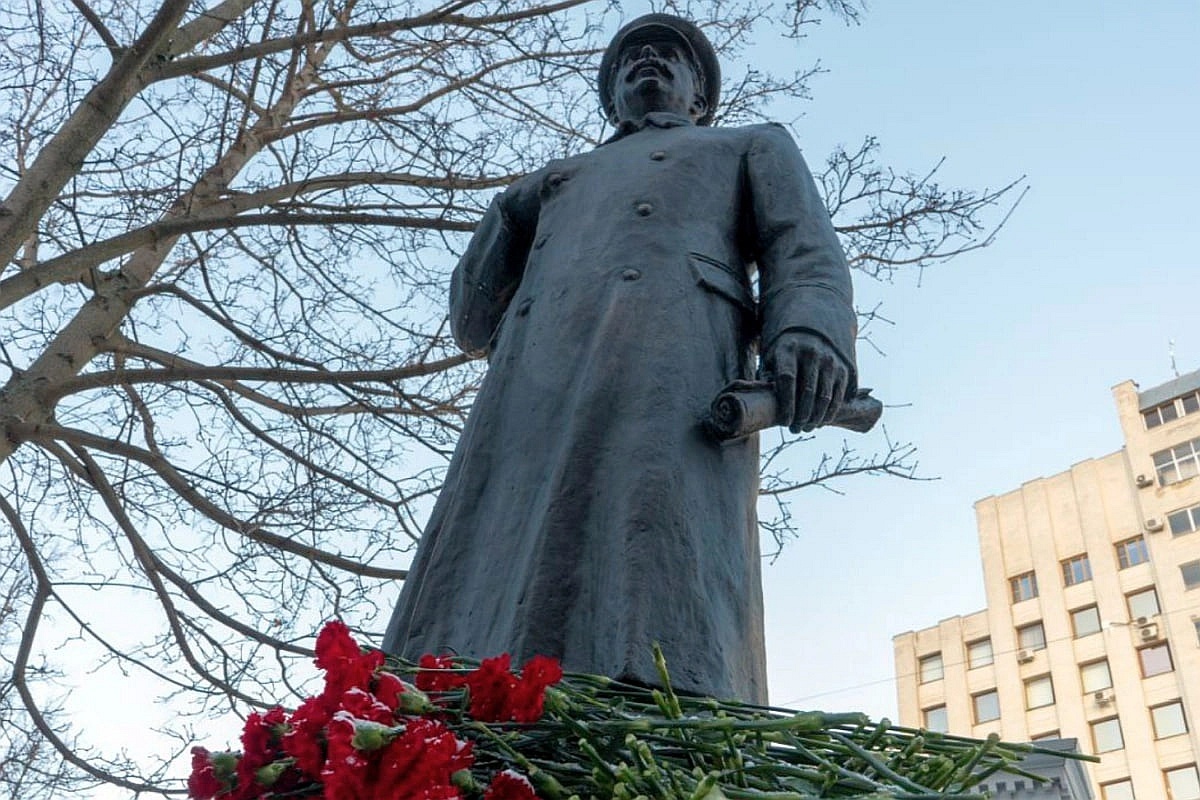    Памятнику Сталину в Вологде всего год, а он уже стал одним из самых известных монументов, недавно установленных в РФ. / t.me/filimonov_official