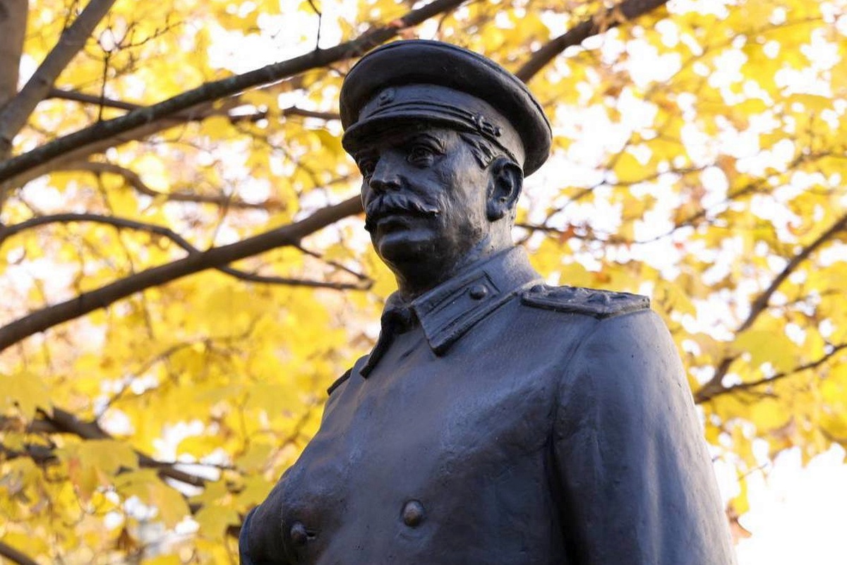    В последнее время в России появилось много памятников Иосифу Сталину. В большинстве своем это каноничные бюсты, которые ставят коммунисты. Но есть интересные творческие решения и даже личные проекты./t.me/filimonov_official