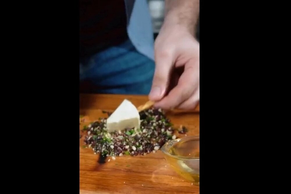    Окунаем в мед и — прямиком в нашу обсыпку. Все, сырные елочки готовы! Кадр видео