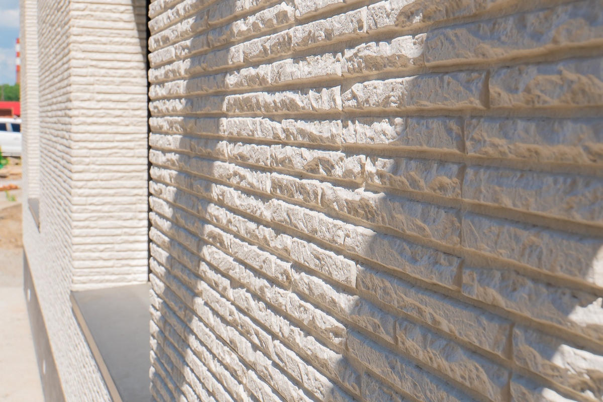 Как красиво состаковать гипсовые панели и жеревянный планкен? А если их монтируют разыне бригады?