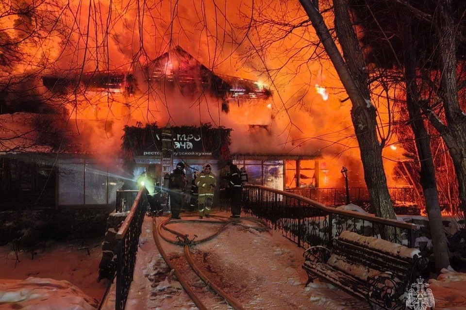    Сотрудники МЧС продолжают работу на месте. Фото: МЧС Камчатки