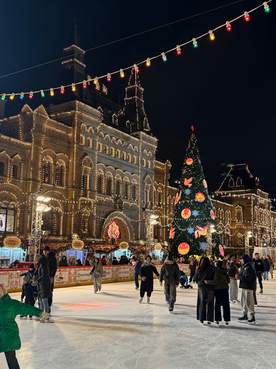 Вид на ГУМ и Кремль