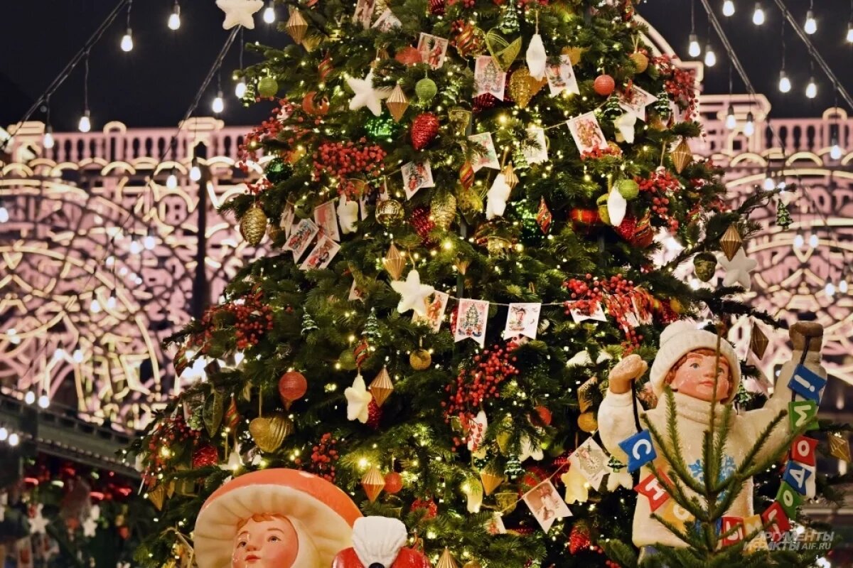 На Манежной площади традиционно разместили каток, ярмарки, световые инсталляции и фотозоны. / Игорь Харитонов / АиФ