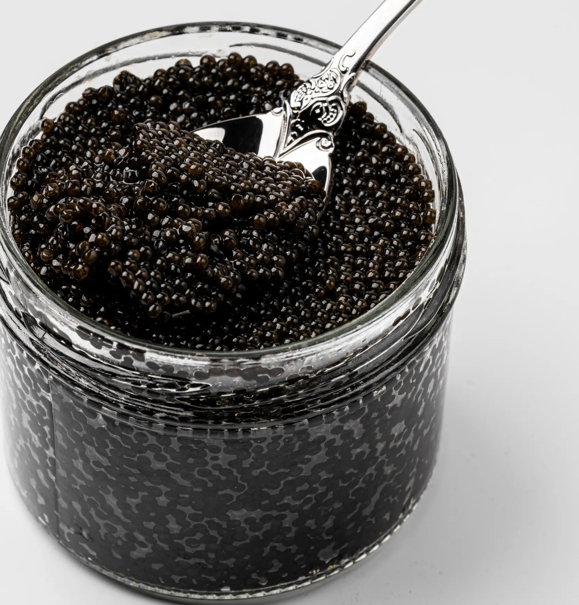 Самый главный признак свежей икры — ее рассыпчатость.