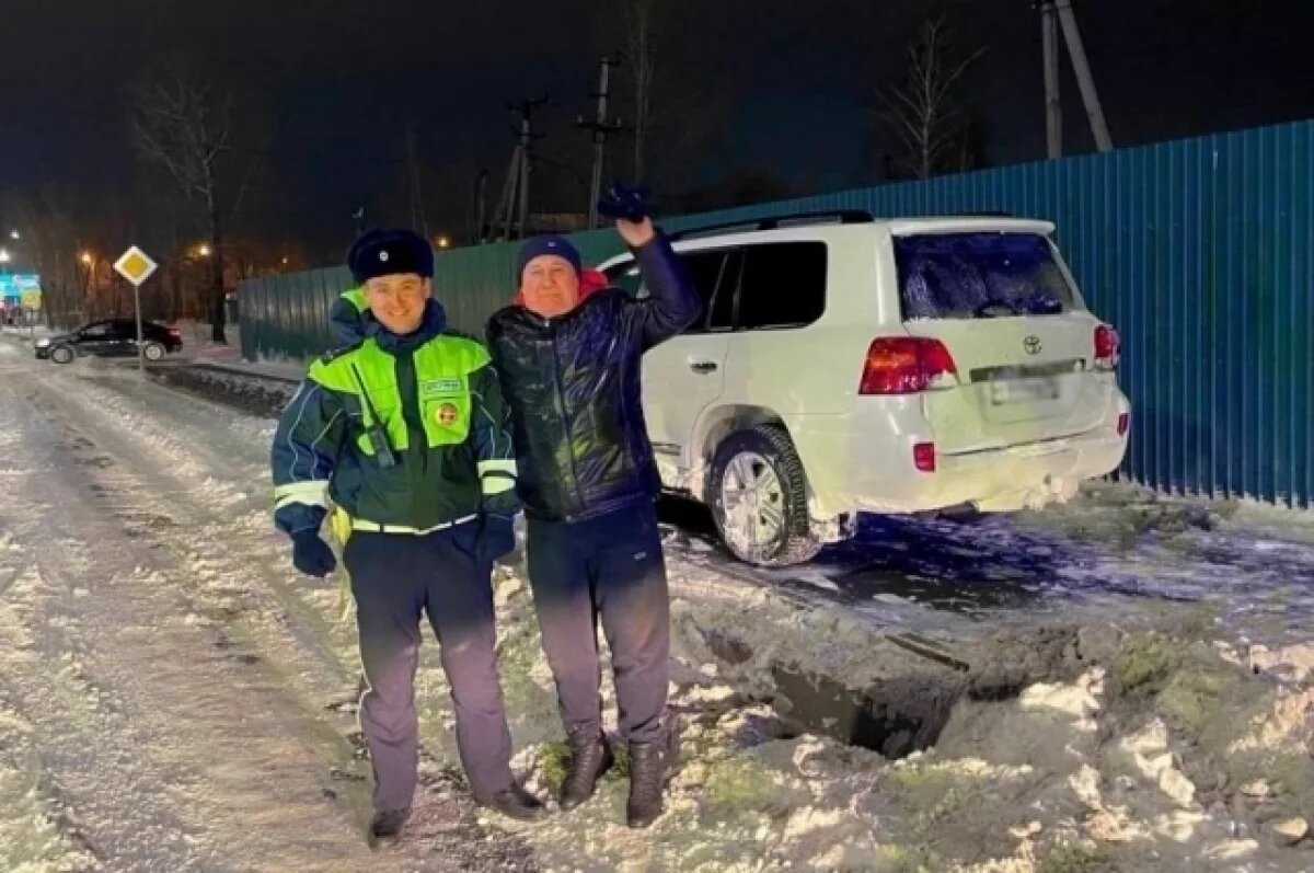    В Иркутске сотрудники ДПС спасли водителя Land Cruiser, утонувшего в снегу