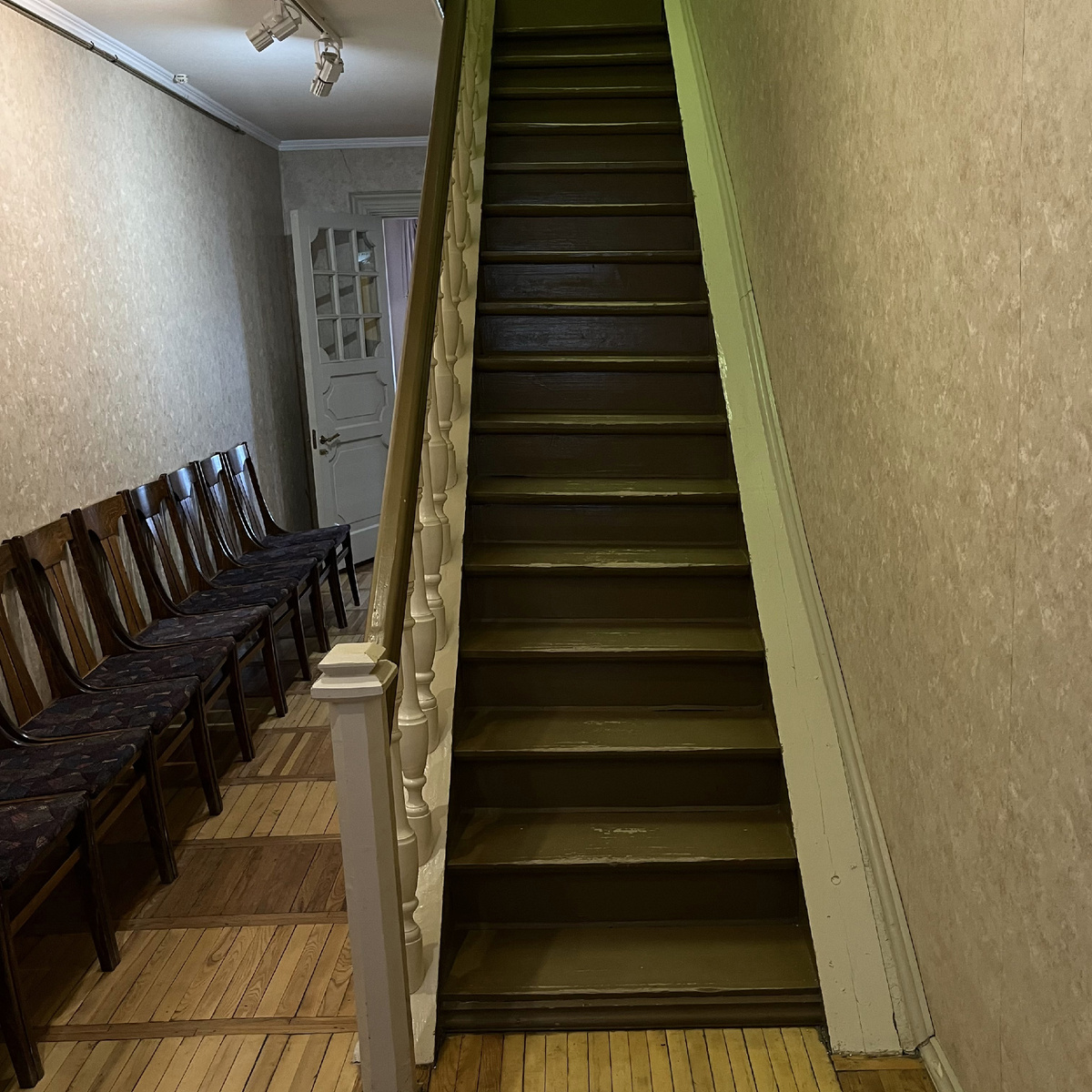 Атмосферная деревянная лестница внутри. Фото автора