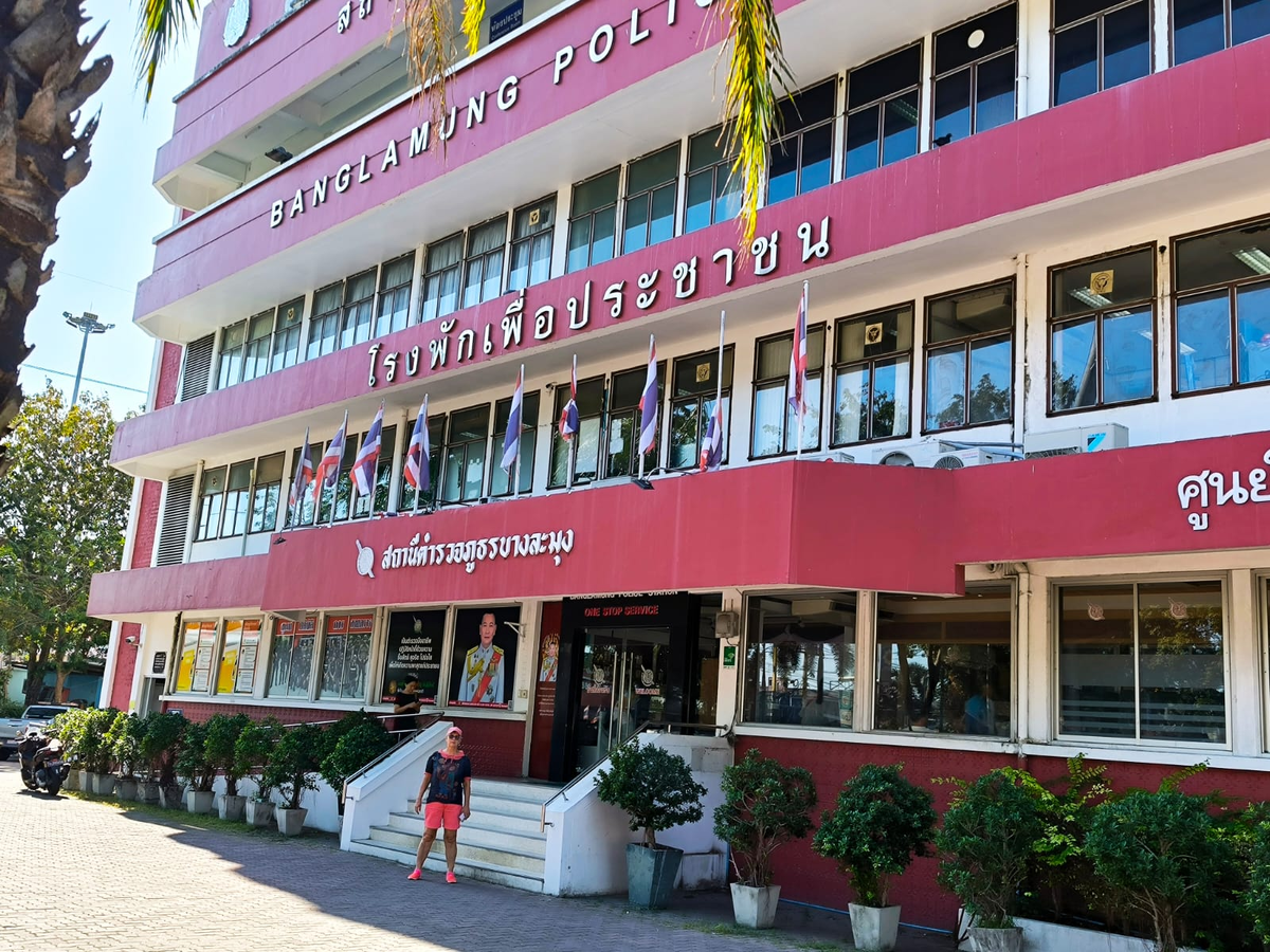 Там за решеткой все серо и уныло, а тут я такая нарядная. 