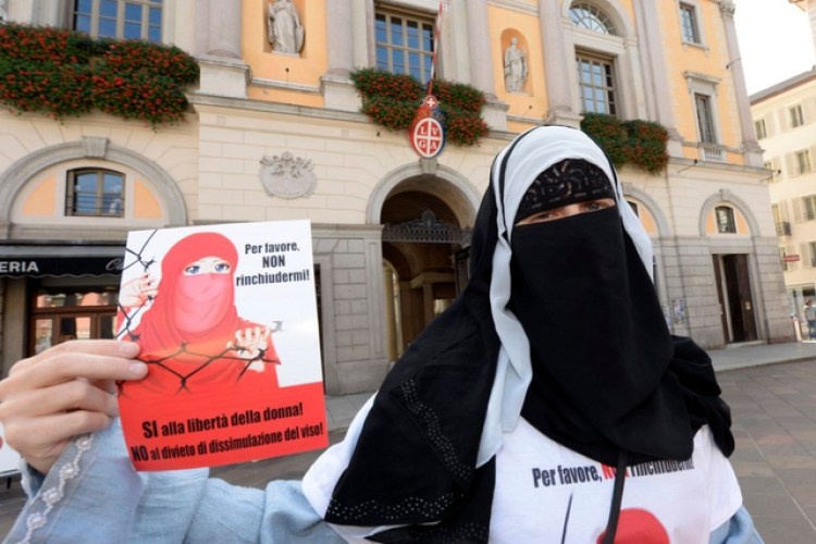 Нора Илли с проспектом против запрета никаба в Лугано / Источник: bazonline.ch