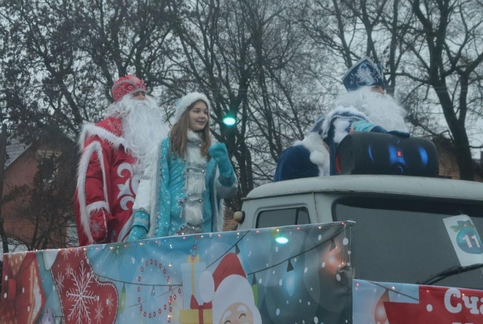    Автопробег Дедов Морозов и Снегурочек впервые прошел в Ефремове Тульской области материалы пресс-служб