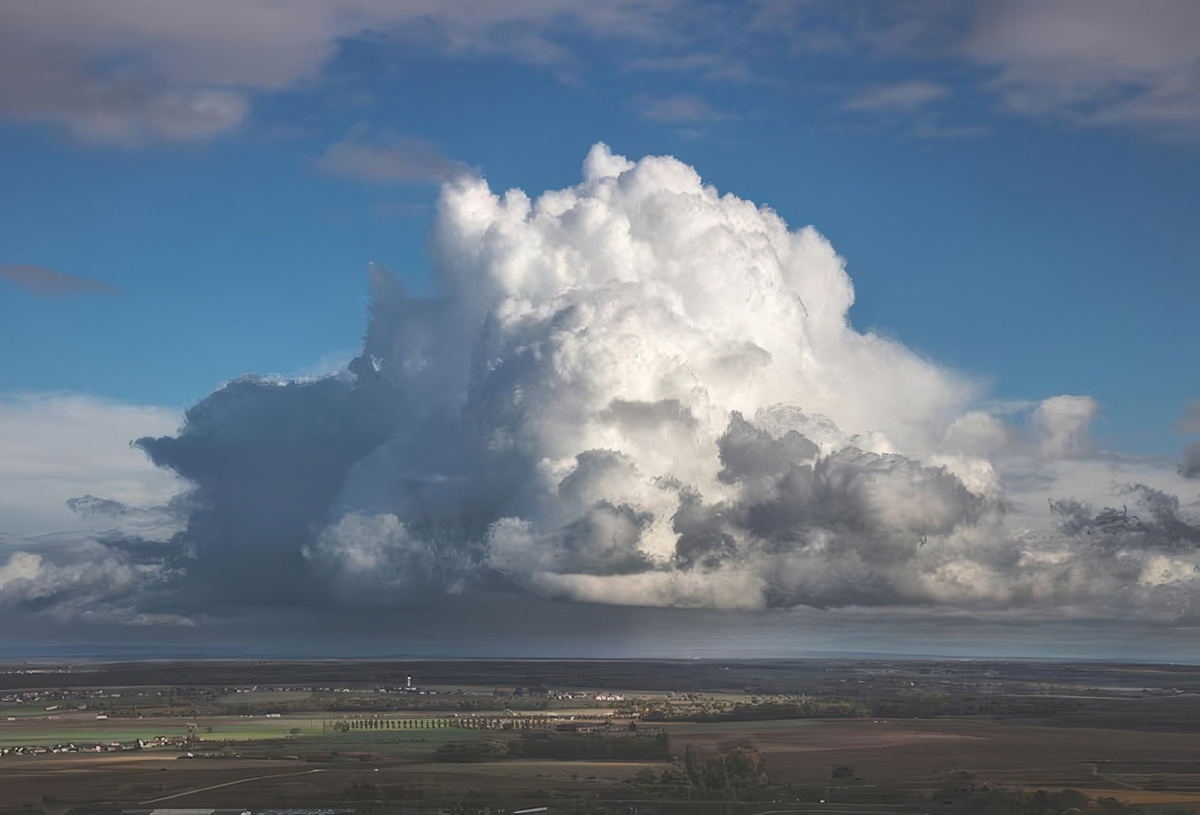 Кучевое облако над полем
