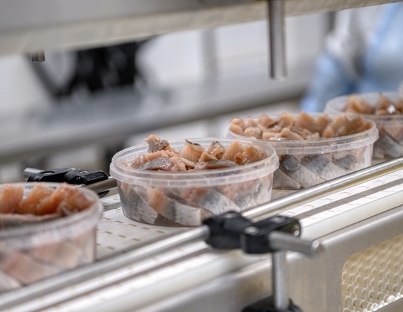 Стало известно, почему эксперты не советуют покупать селедку в банке