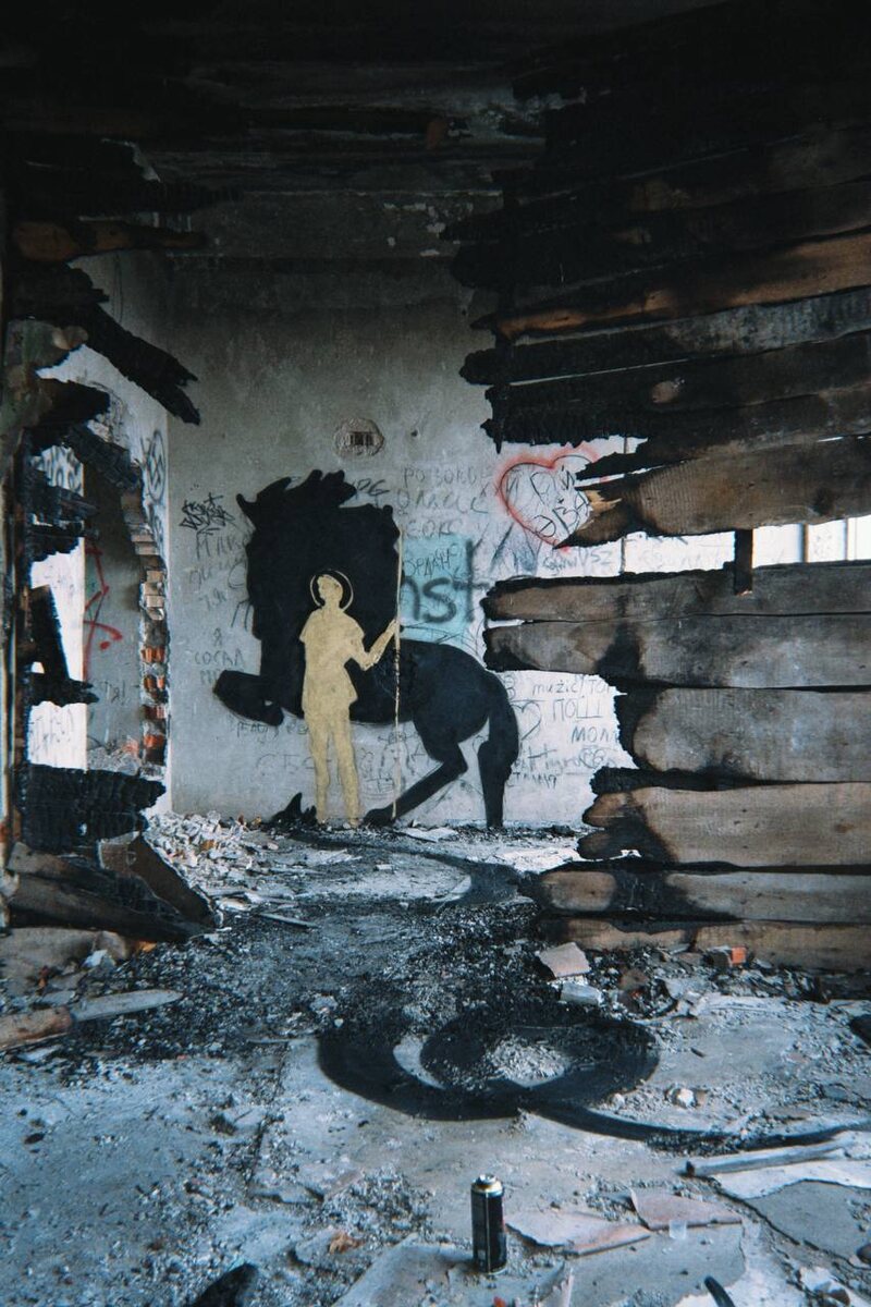 "Дым прячет город от взора создателя, а если Бога нет — то можно создать его."(с) Фото: t.me/nika_kletski