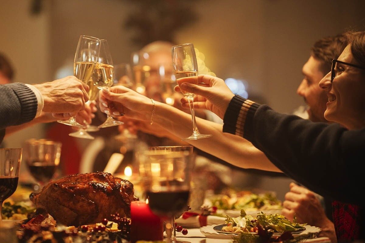 На праздники за одним столом собираются все родные. Источник: Gorodenkoff / Shutterstock / FOTODOM📷
