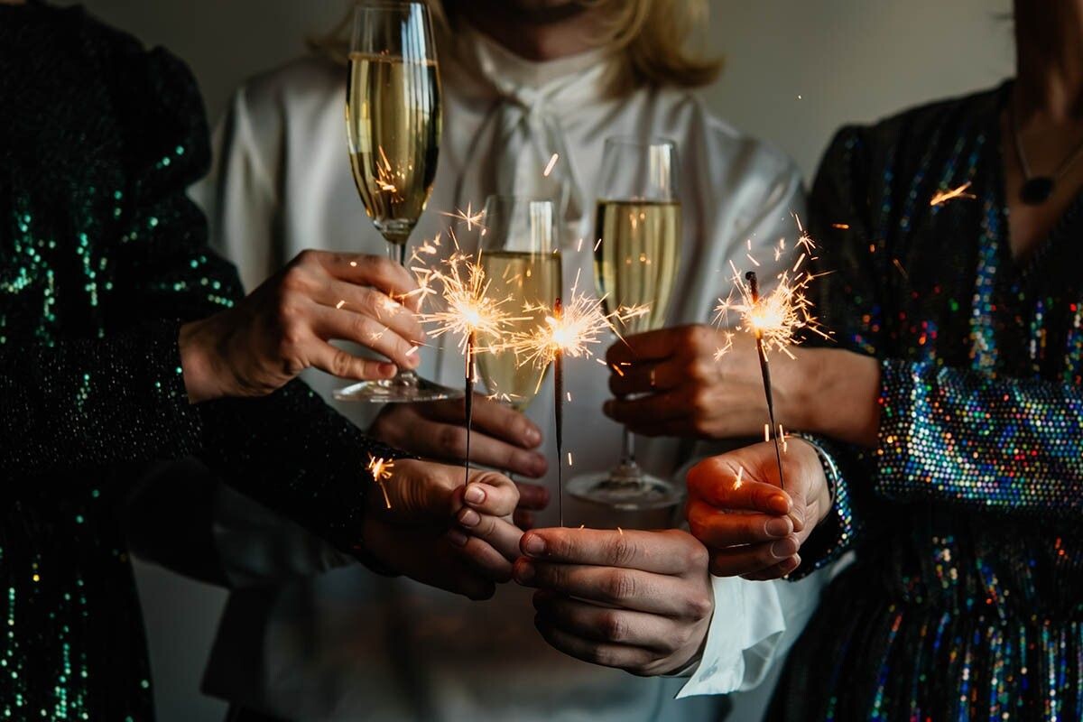 Не забудьте зажечь бенгальские огни. Источник: fornStudio / Shutterstock / FOTODOM📷
