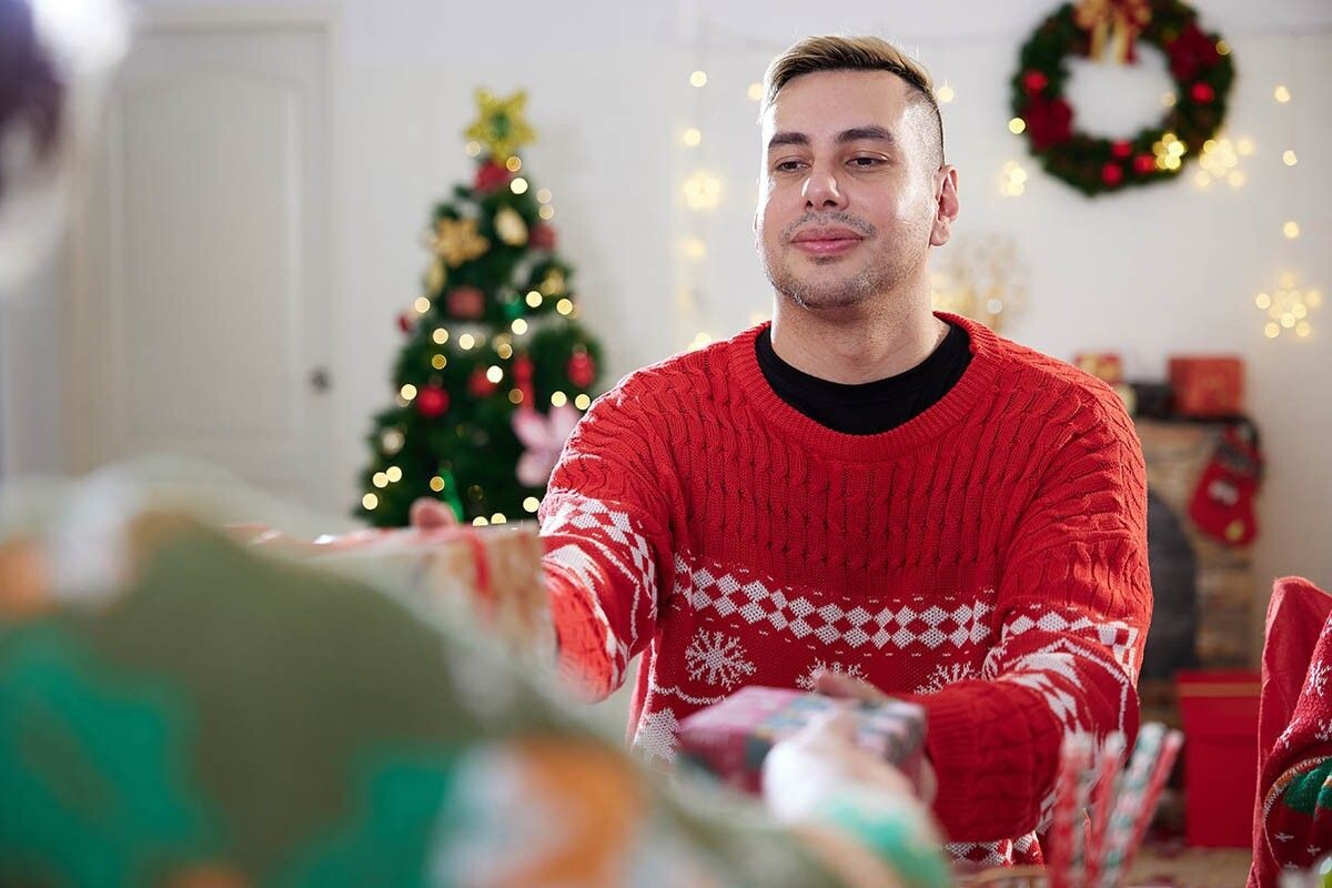 Подарок помогает сказать: «Я думал о тебе» или «Ты мне важен». Источник: Mangkorn Danggura / Shutterstock / FOTODOM📷
