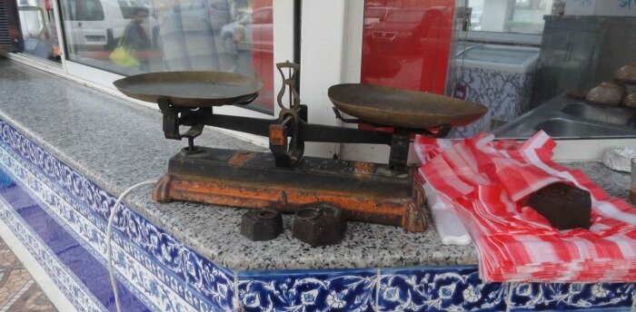 На одной чаше весов «разумное повышение взносов», а на второй – непонятно что / Фото: Vostok.Today