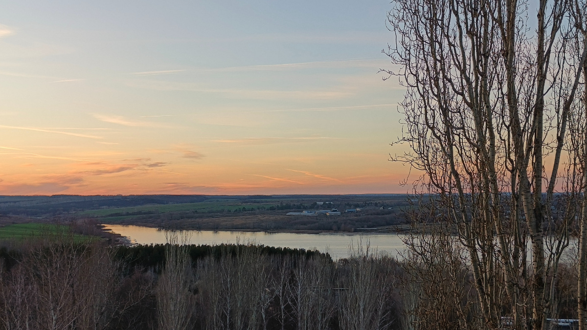 Вид на закатное небо из окна родной квартиры. Декабрь 2025. 