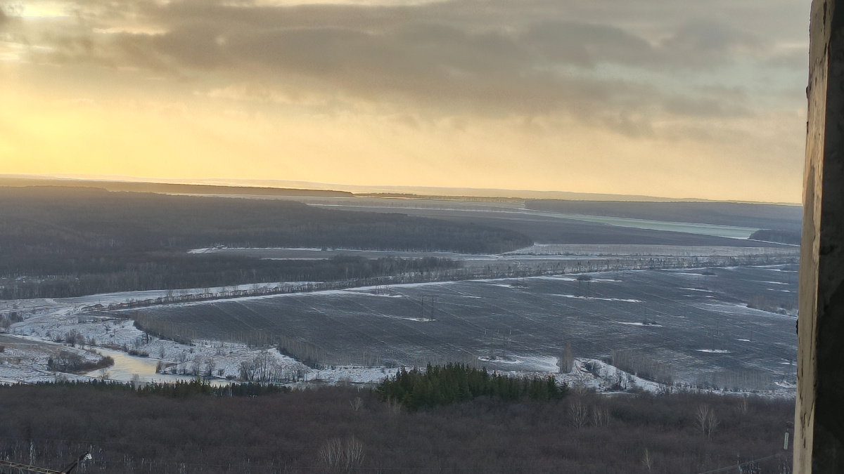 Вид со смотровой башни на горе Светёлка. Декабрь 2025. Фото.