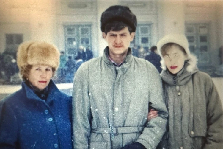 Вячеслав Яиков с мамой и своей девушкой. Фото: кадр из сериала «Как вырастить маньяка»