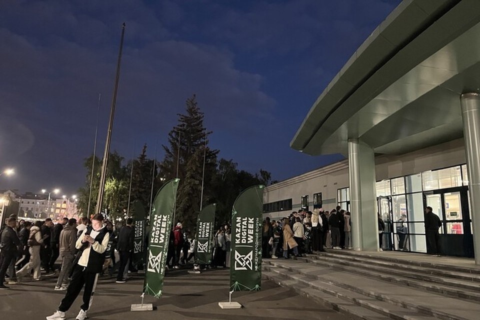    До 2005 года здание служило домашней ареной для хоккейного клуба «Ак Барс». Рузалия ХАКИМУЛЛИНА