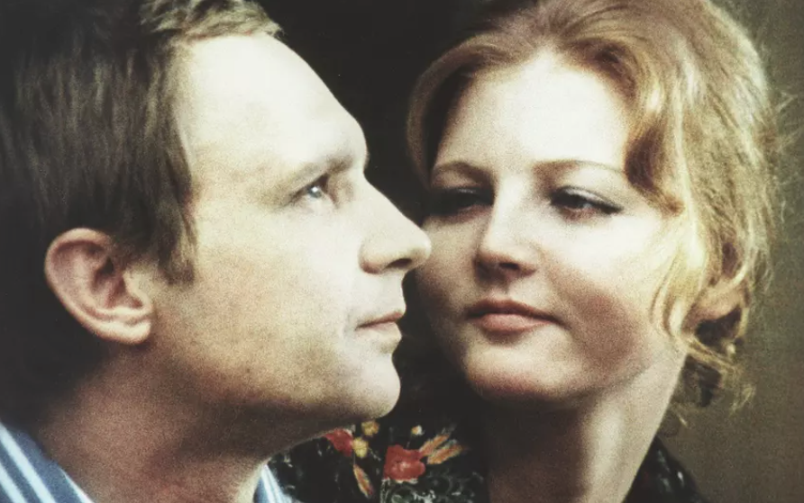 Сейчас трудно представить, что любимых героев могли сыграть другие актёры. Фото: кадр со съёмок фильма "Ирония судьбы, или с лёгким паром"