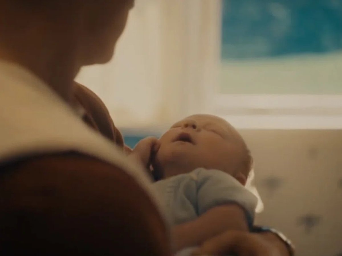    В ролике показано, как Стив Роджерс вместе с женой Пегги Картер и новорожденным сыном живет на тихой ферме