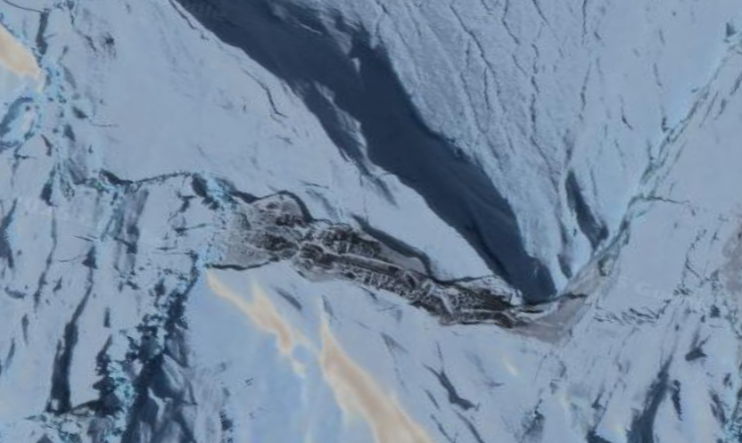 На спутниковых снимках Антарктиды обнаружили структуру, слишком похожую на небольшой город