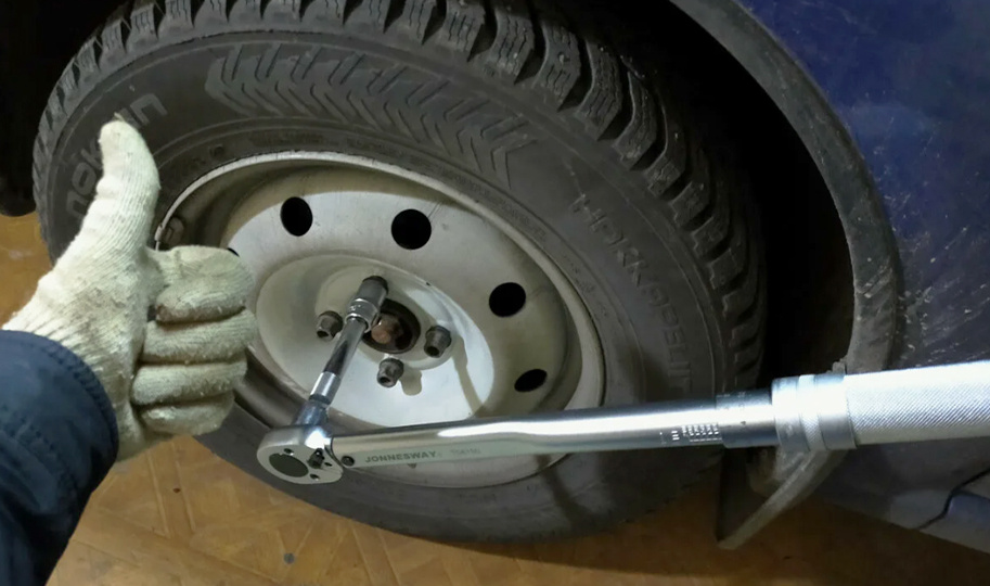 Хитрость при смене колёс, которую знают только шиномонтажники: как открутить болты без усилий