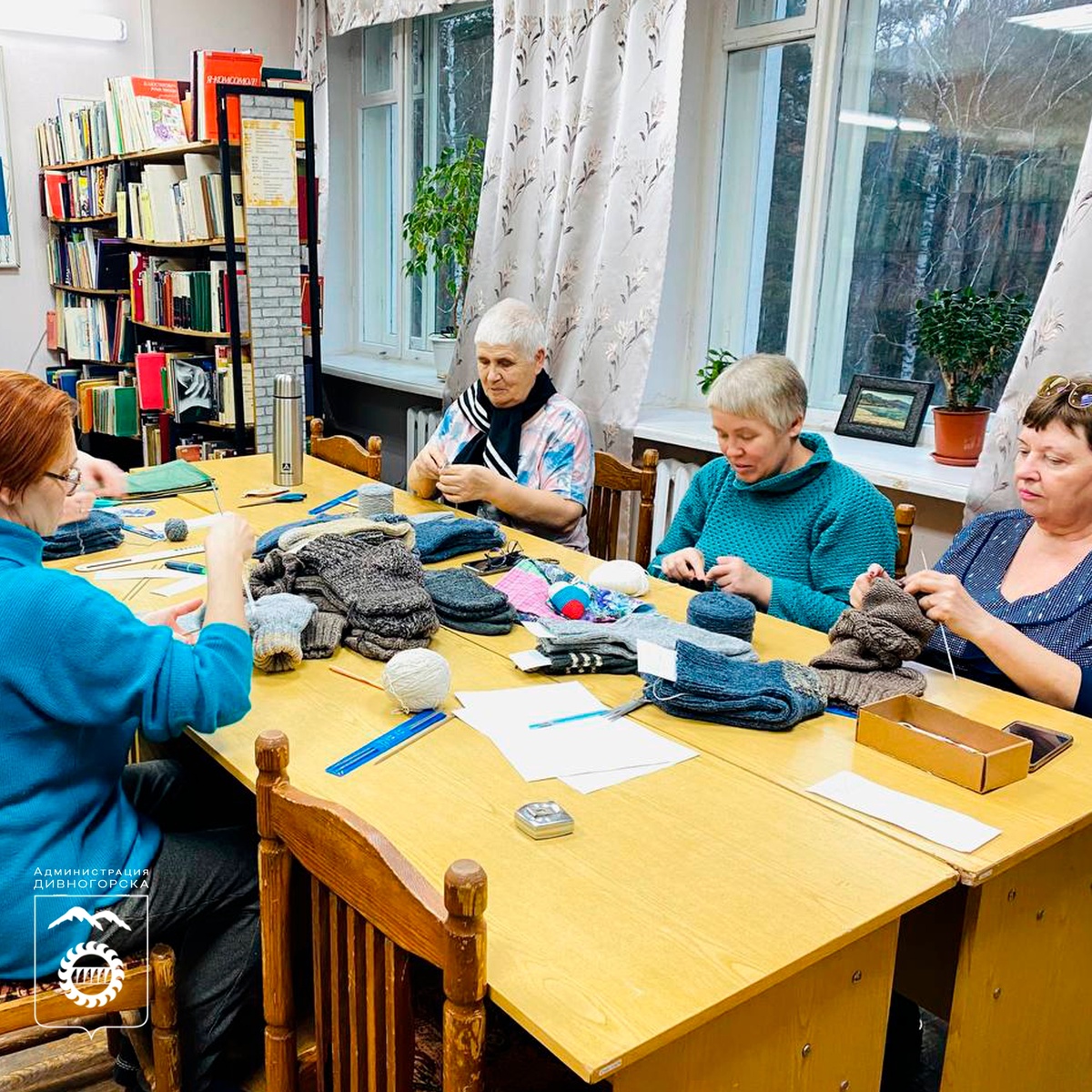 Мастерицы клуба "Золотая нить" вяжут носки