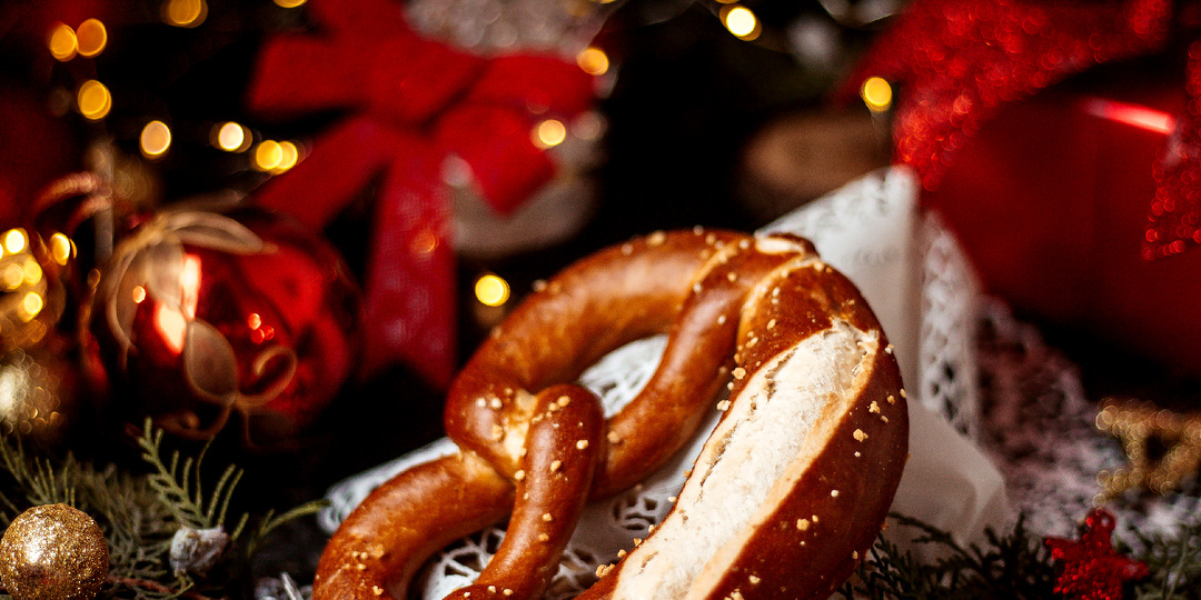 Как отмечают Новый год в школах Германии: ёлки из книг и звёзды желаний