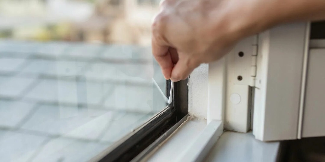 Это не говорят установщики окон, а зря: этот простой приём избавляет от грязи на годы