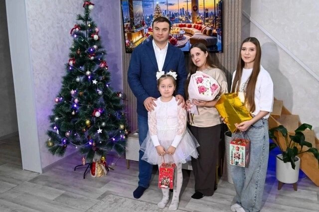    Виталий Хоценко лично вручил подарки сёстрам Сиденковым из многодетной семьи: студентка-медик Анастасия получила от губернатора проектор, а первоклассница Милана — заветное подвесное кресло. Фото: предоставлено пресс-службой губернатора и правительства Омской области