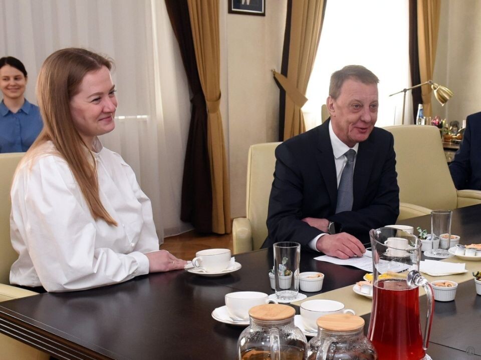    Вячеслав Франк встретился с семьей Медведевых и вручил новогодние подарки. Источник: barnaul.org