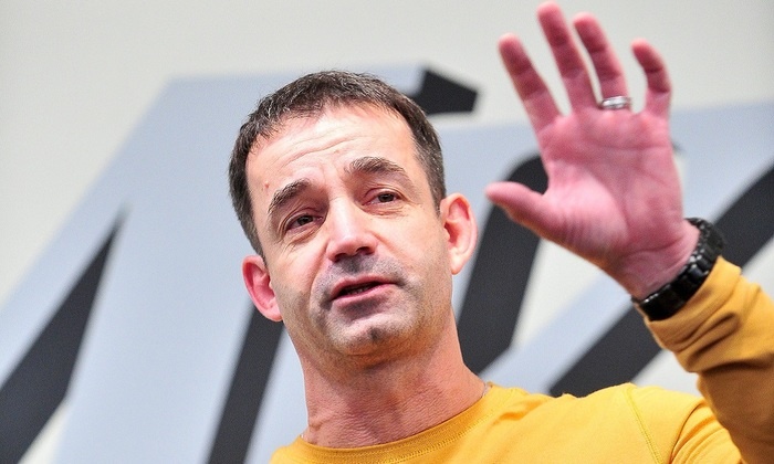    Певцов спас пожилого педагога