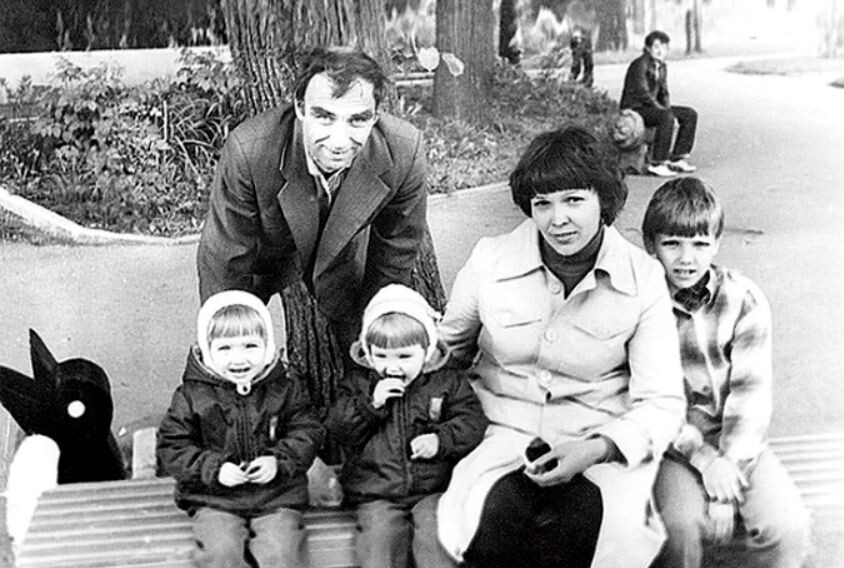 Сёстры Арнтгольц в детстве с родителями и старшим братом.